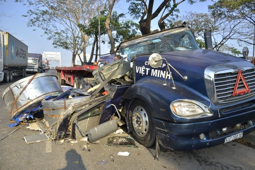 4 cuộn thép đè nát cabin xe container, tài xế đạp cửa thoát chết