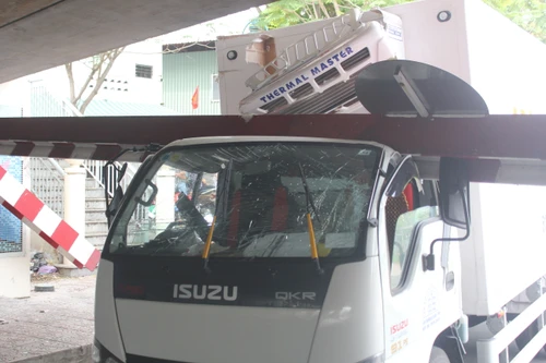 Xe tải tông sập thanh giới hạn, tài xế và phụ xe may mắn thoát chết