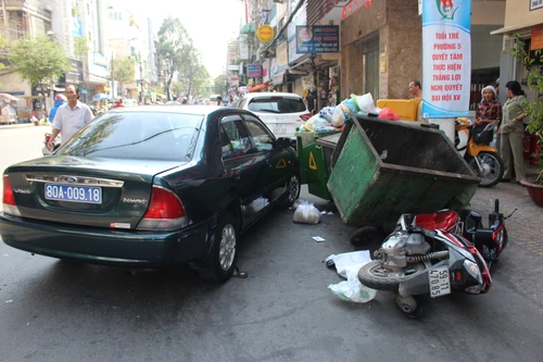 Tài xế ô tô biển xanh truy đuổi 2 tên cướp giật tài sản của nữ du khách