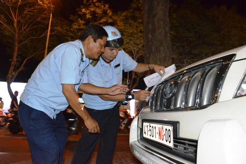 Hai ô tô ngoại giao đậu trên vỉa hè bị niêm phong, cẩu về trụ sở