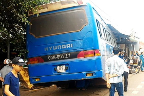 Xe chở công nhân mất lái lao vào quán cà phê, 2 người bị thương nặng