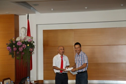 Lái xe taxi trả lại 50 triệu đồng cho hành khách bỏ quên 