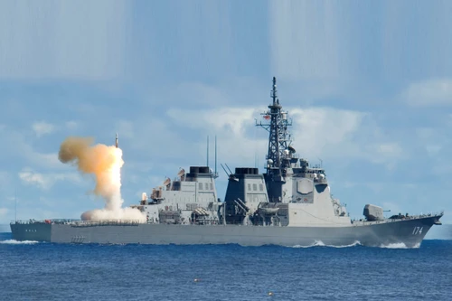 [ẢNH] Khu trục hạm tỷ đô của Nhật suýt nữa bị bão nhấn chìm xuống biển