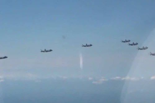 [ẢNH] Chiến đấu cơ tàng hình J-20 Trung Quốc phô trương phi đội bay biểu diễn đặc biệt