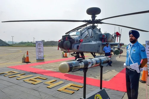 [ẢNH] Vừa nhận siêu trực thăng Mỹ, Ấn Độ điều ngay tới biên giới răn đe đối thủ