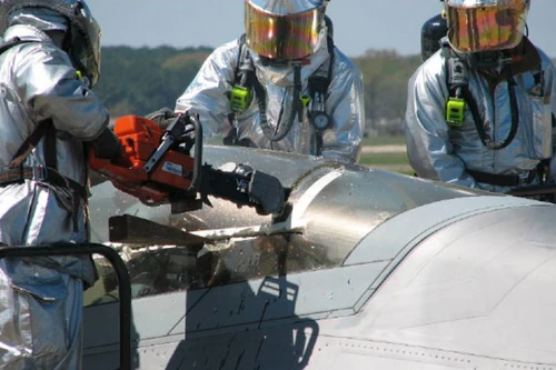 [ẢNH] Khi siêu tiêm kích tàng hình F-22 bất ngờ biến thành "buồng giam" nhốt phi công Mỹ