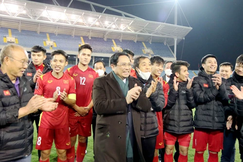Thủ tướng Phạm Minh Chính xuống sân chúc mừng ĐT Việt Nam