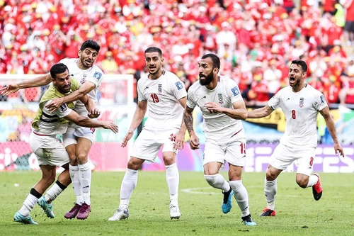 Iran vỡ òa giành chiến thắng lịch sử trước xứ Wales