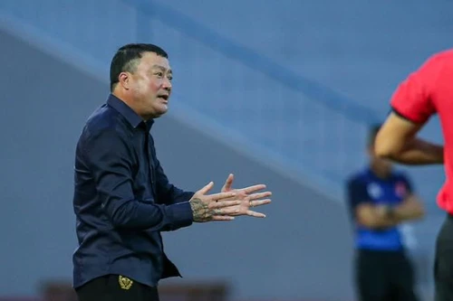 HLV Trương Việt Hoàng ra mắt TP.HCM bằng trận thua kịch tính