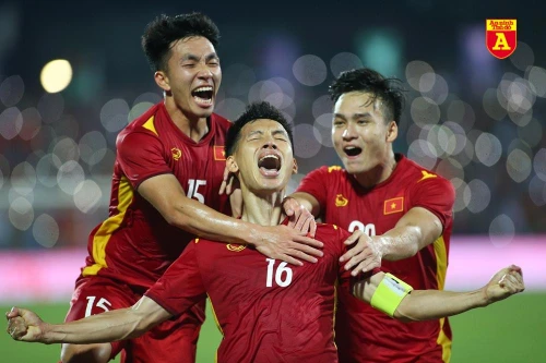 Khoảnh khắc bừng sáng của cầu thủ từng gãy chân nghiêm trọng Đỗ Hùng Dũng