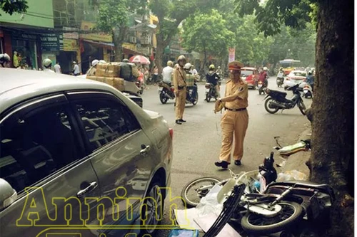 Ô tô đâm trực diện xe máy, hai người bị thương nặng