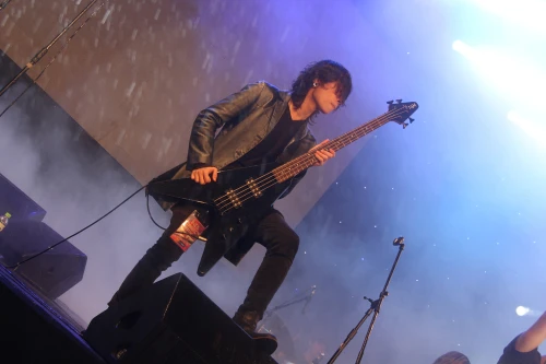 Hàng ngàn sinh viên đội mưa "cháy" trong đêm nhạc hội INED