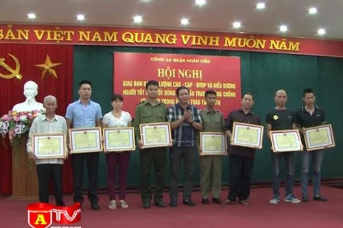 Khen thưởng các cá nhân có thành tích trong phong trào toàn dân bảo vệ ANTQ