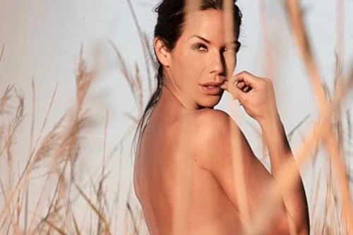 [ẢNH] Vợ tuyển thủ Argentina khoe ảnh khỏa thân táo bạo trên mạng xã hội