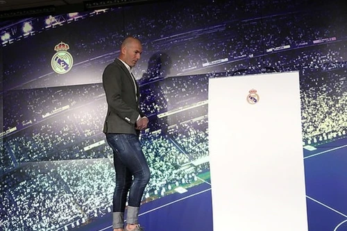 [ẢNH] Zidane ăn mặc cực chất trong ngày "tái hôn" với Real Madrid
