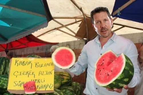 [ẢNH] Thua thảm Juventus, HLV Simeone bỏ nghề, ra đường bán dưa?