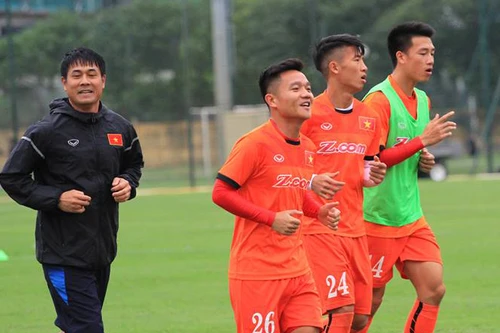 Thầy trò Hữu Thắng hứng khởi luyện tập trong gió lạnh đầu mùa