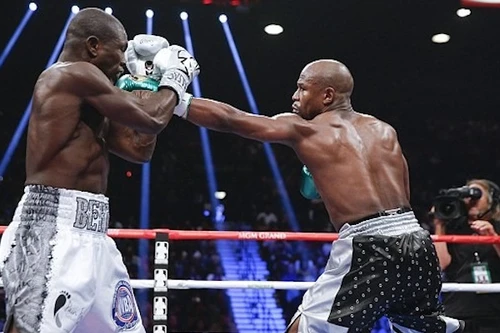 Floyd Mayweather giành chiến thắng thứ 49 liên tiếp và tuyên bố giải nghệ