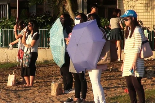 Phụ nữ Hồng Kông nhìn mặt trời chằm chằm để giảm cân