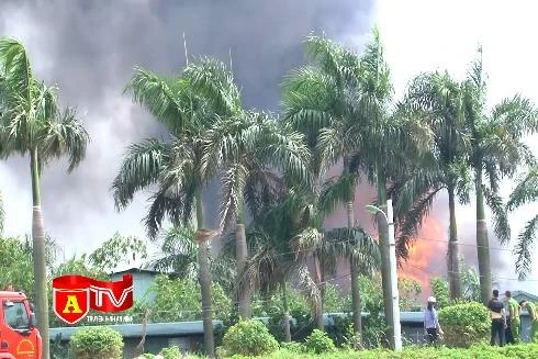 Hà Nội: Huy động tối đa xe cứu hỏa chữa cháy kho hóa chất