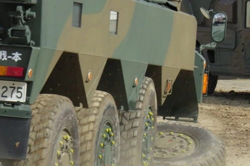 Xe bọc thép Type 96 của Nhật Bản rơi bánh khi đang diễu hành