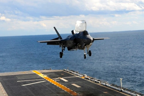 Xem F-35B cất/hạ cánh thẳng đứng điêu luyện trên tàu USS America