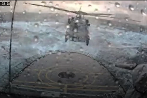 Video MH-60R Seahawk hạ cánh ngoạn mục trong sóng to bão lớn