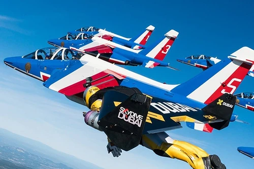 Xem "người bay" biểu diễn vô cùng ấn tượng cùng máy bay