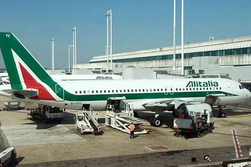 Trốn lệnh trục xuất, phá cửa máy bay để tẩu thoát