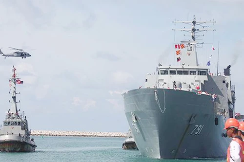 Thái Lan điều tàu chở trực thăng cứu người di cư