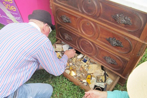 Mua tủ cũ, được kho báu