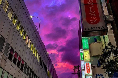 [ẢNH] Bầu trời Nhật Bản chuyển màu tím "lịm" trước siêu bão mạnh nhất lịch sử