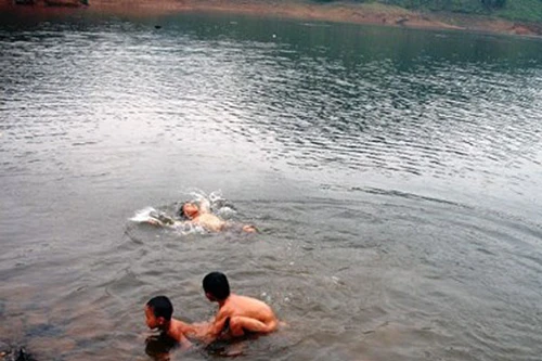 5 học sinh đuối nước tử vong thương tâm khi tắm ao