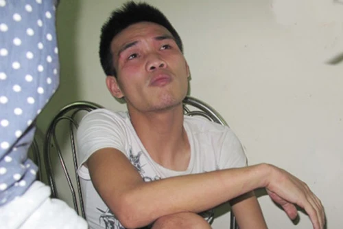 Tay bị còng vẫn hùng hổ định tấn công cảnh sát