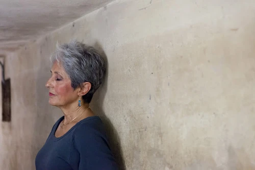 Joan Baez đến Hà Nội, thăm hầm tránh bom 40 năm trước