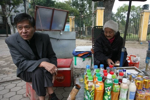 Từ ngày mai, quán trà đá không được bán thuốc lá