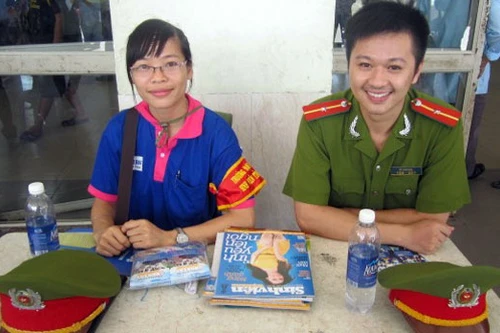 Áo xanh tình nguyện có mặt khắp các bến xe, nhà ga... hỗ trợ thí sinh