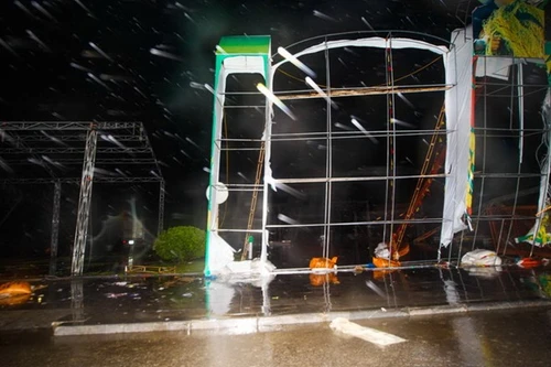 Bão Hải Yến quật ngã tháp truyền hình TP.Uông Bí cao 52m