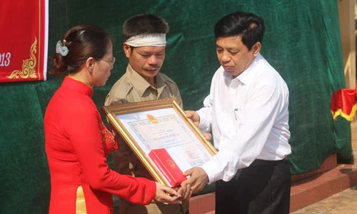 Truy tặng em Nguyễn Văn Nam Huân chương Dũng cảm