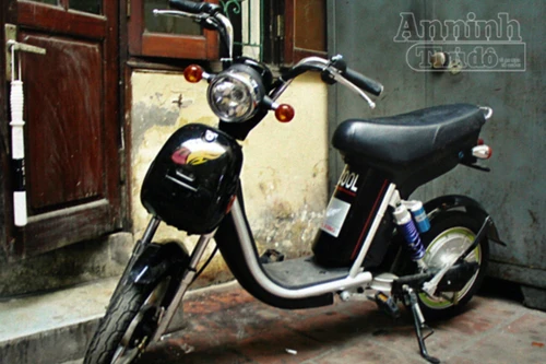 Bị 141 kiểm tra, quăng cả xe đạp điện "bỏ của chạy lấy người".