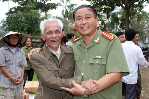 Báo ANTĐ chia sẻ khó khăn với bà con nơi “rốn lũ”