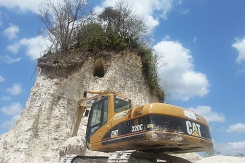 Xe ủi đất "thổi bay" kim tự tháp 3.200 năm tuổi