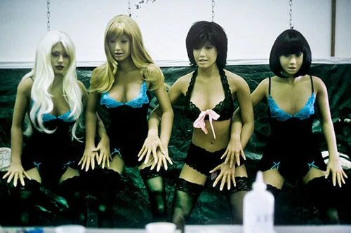 Đột nhập xưởng sản xuất búp bê tình dục