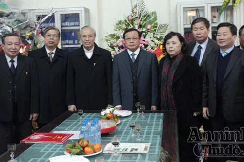 Bí thư Thành ủy Hà Nội thăm, chúc mừng bà con giáo dân nhân dịp Lễ Giáng sinh 2013