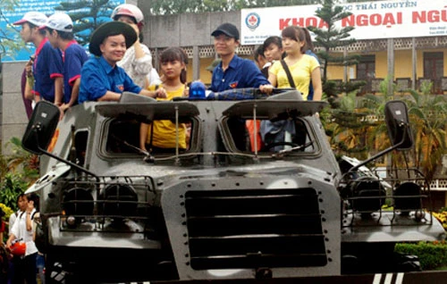 Thiết giáp lội nước đưa thí sinh tới trường thi