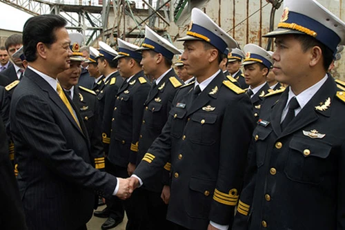 Chùm ảnh: Thủ tướng thăm tàu ngầm Kilo mang tên Hà Nội