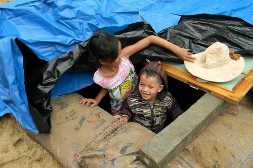 Dân đào hầm, quân đội đưa xe lội nước vào đối phó siêu bão Hải Yến