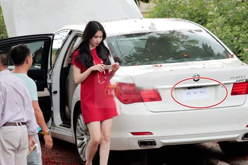 Ngọc Trinh đỏ rực, tự đi bấm biển cho "Boeing mặt đất"