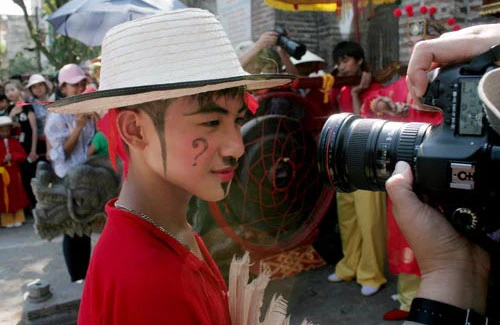 Nóng 40 độ, phóng viên lăn lê chụp ảnh Lễ rước quân Hội Gióng