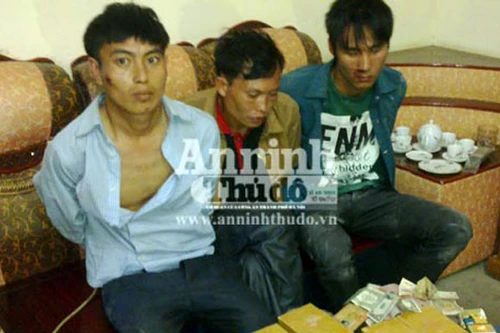 Vừa tóm gọn 3 đối tượng vận chuyển 7 bánh heroin